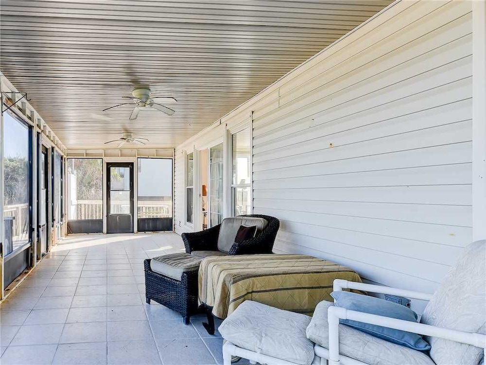 Coastal Charm 2 Bedrooms Ocean Front Sleeps 6 - photo 10
