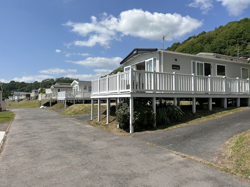 Balmoral - last minute hotel in Carmarthen