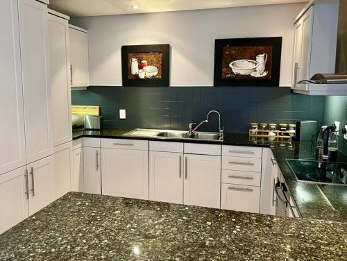 Parama 003 Secure Luxurious Waterfront Apartment — 4-Star Luxury Hotel in Cape Town, South Africa