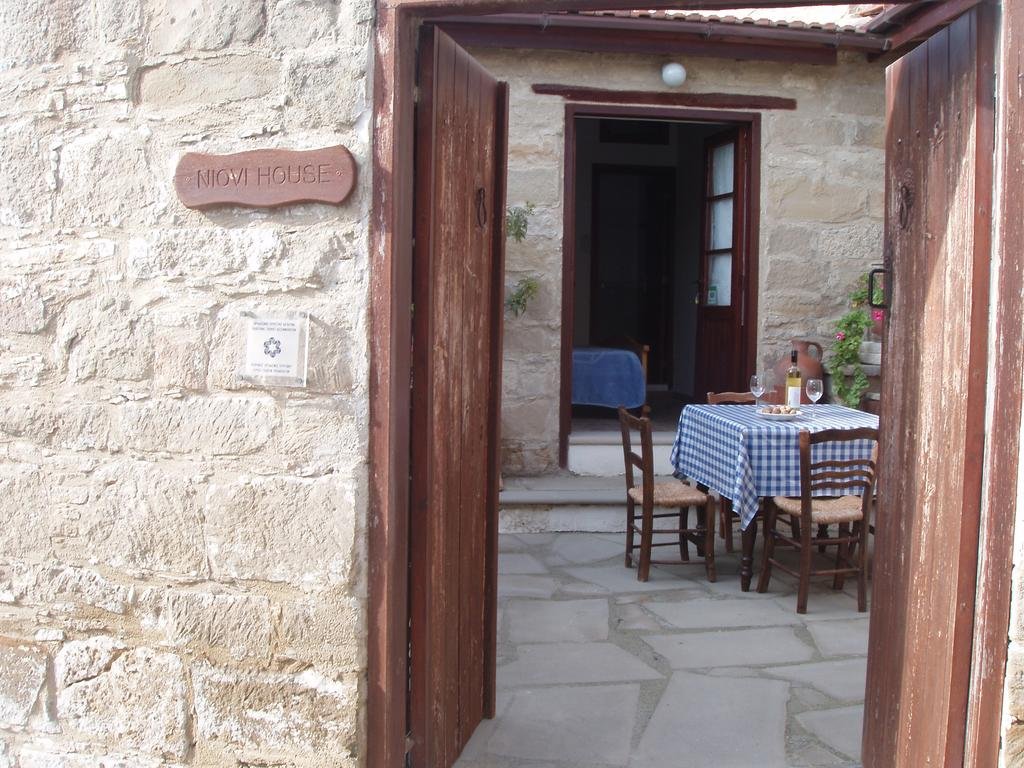 Niovi House