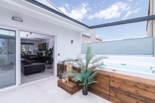 Iceberg Suite with Jacuzzi — 4-Star Luxury Hotel in Alimos, Greece