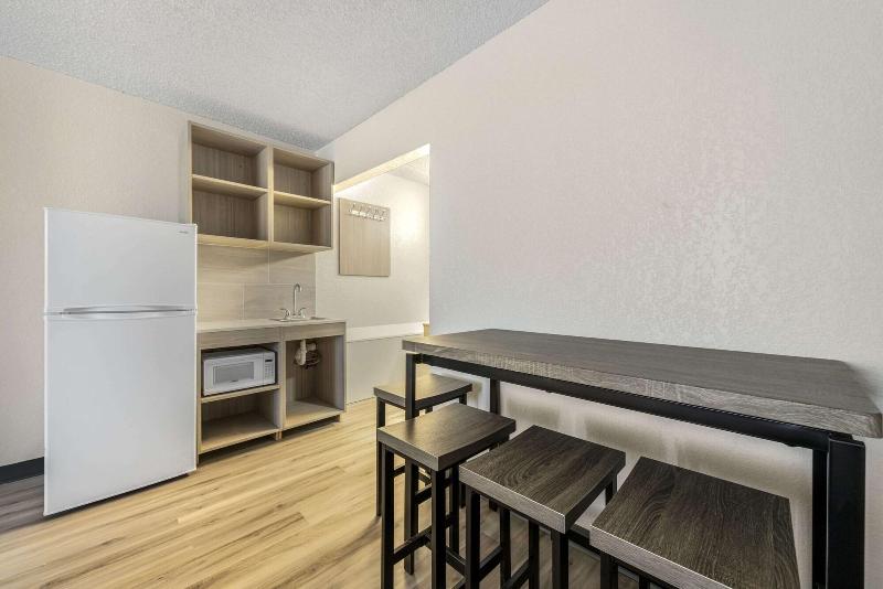 Suburban Studios Pueblo North - photo 29