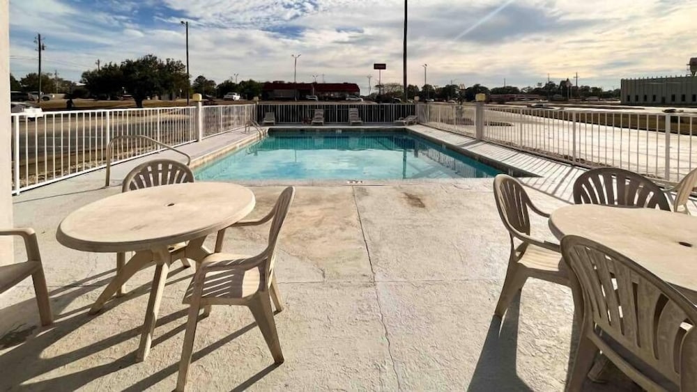 Motel 6 Abbeville AL - photo 15