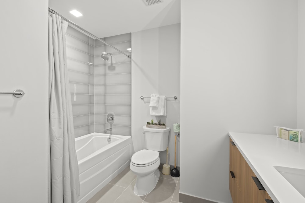 Global Luxury Suites at Tribeca - photo 40