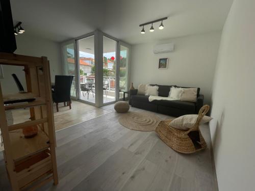 Vila Regina Apartment Paloma with Swimming Pool — 4-Star Luxury Hotel in None, Croatia