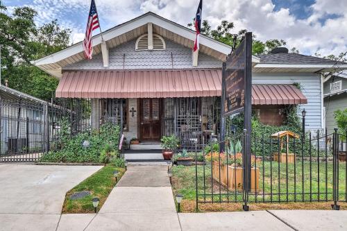 San Antonio Rental with Courtyard Walk to Riverwalk — 4-Star Luxury Hotel in San Antonio, United States