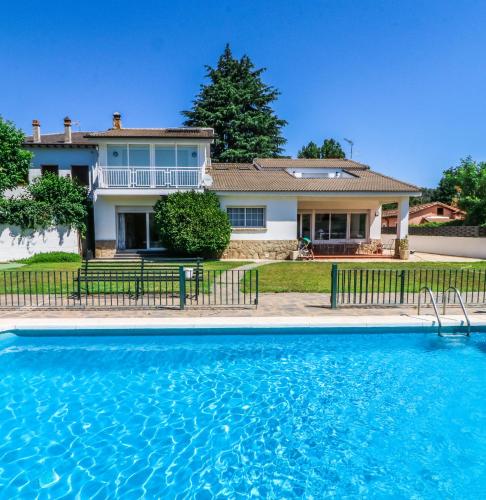 Casa Rural El Retiro de Gredos by Retirorural — 4-Star Luxury Hotel in Arenas De San Pedro, Spain