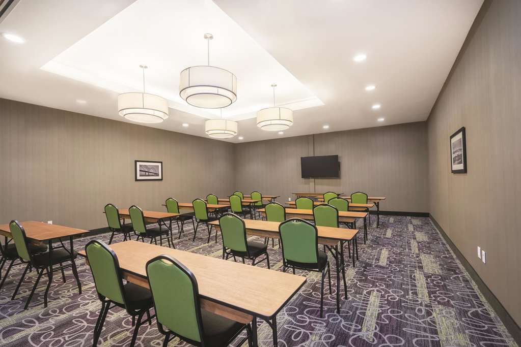 La Quinta Inn & Suites by Wyndham Memphis Downtown - photo 26