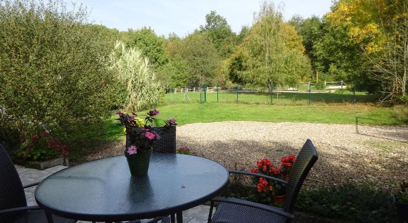 Les Chaumieres Du Chene in Saint-Aignan, France