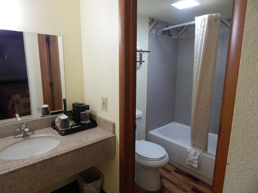 Regency Inn lola Kansas - photo 12
