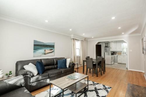 Charming 4BR Barrie Retreat with Backyard in Barrie, Canada