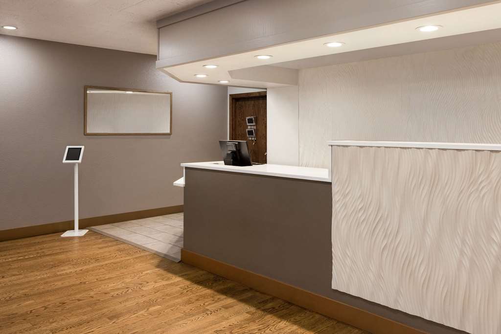 Ramada by Wyndham Albuquerque Airport - photo 9