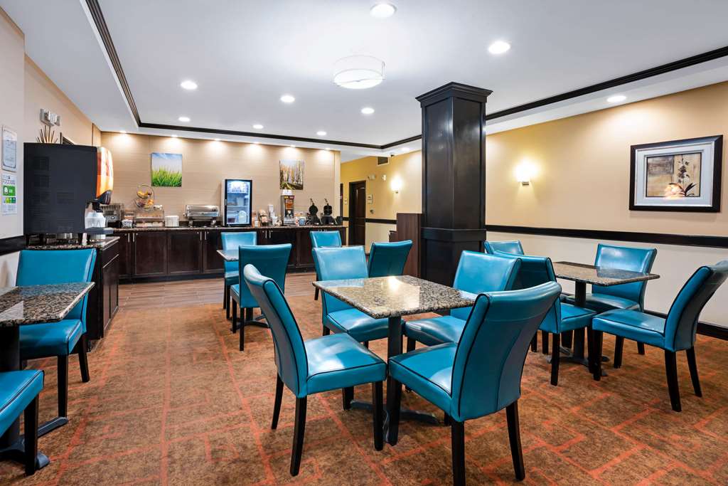 La Quinta Inn & Suites by Wyndham Auburn - photo 34