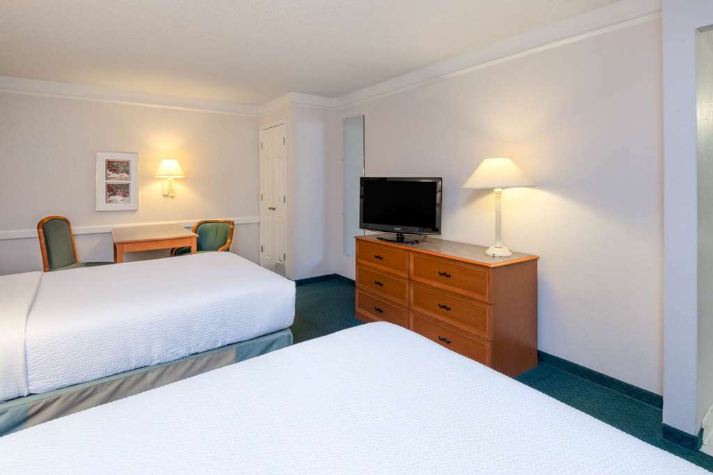 La Quinta Inn by Wyndham Farmington - photo 12