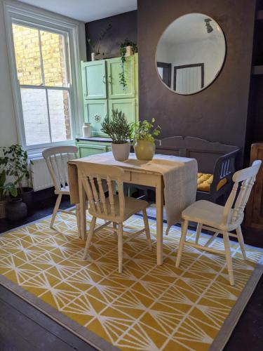 Beautiful seaside Willow Cottage hosted by Whitstable Holidays — 4-Star Luxury Hotel in Whitstable, United Kingdom