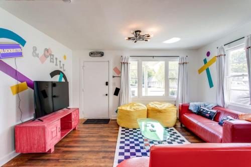 90s Crib 2bed 1bath Funky Vibe Central Location in Murfreesboro, United States