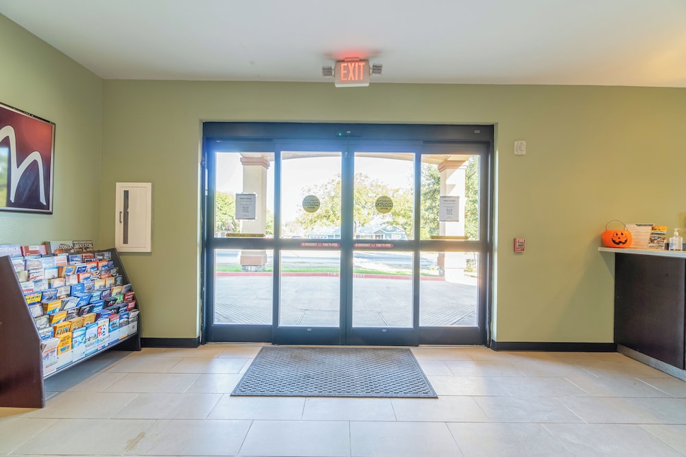 Moulton Inn & Suites By OYO Near Shiner TX - photo 6