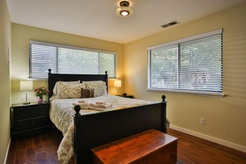 Lily Pad Hot Tub Private Dock BBQ Game Room Walk to Town Fast WiFi Dog Friendly - photo 16