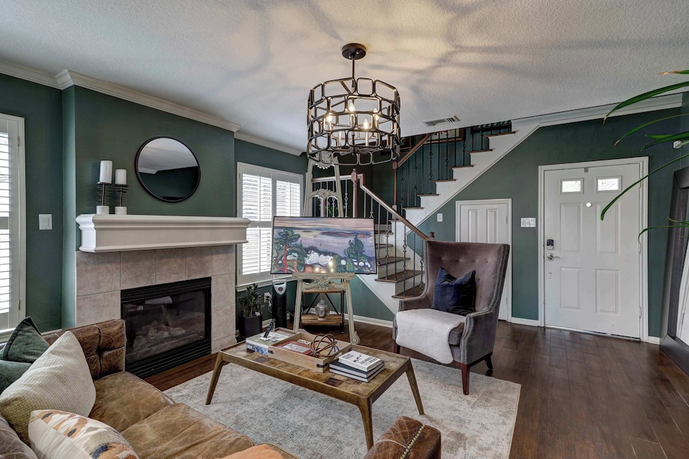 Spring Branch Haven Cozy 3BR Oasis Pet Friendly — 4-Star Luxury Hotel in Houston, United States