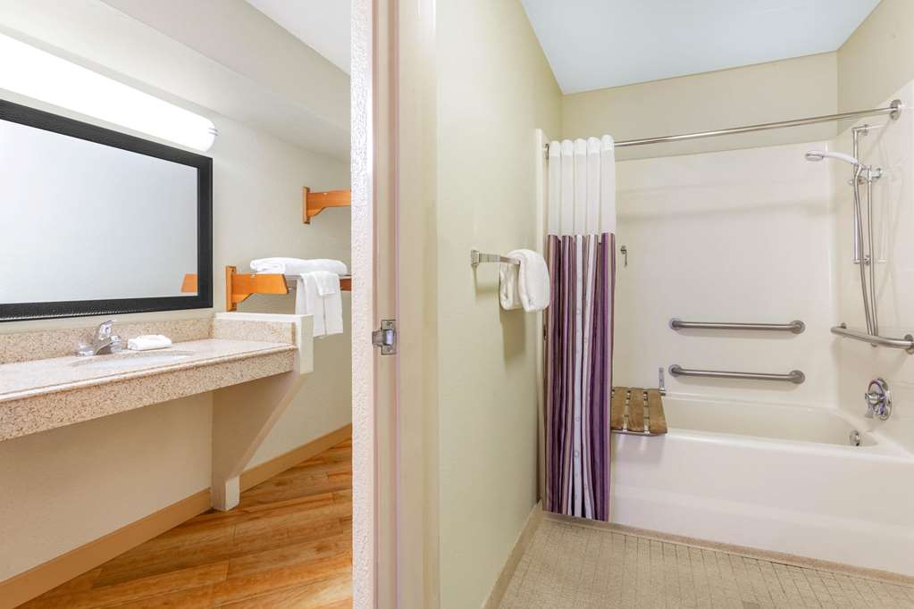La Quinta Inn & Suites by Wyndham Chicago Tinley Park - photo 17