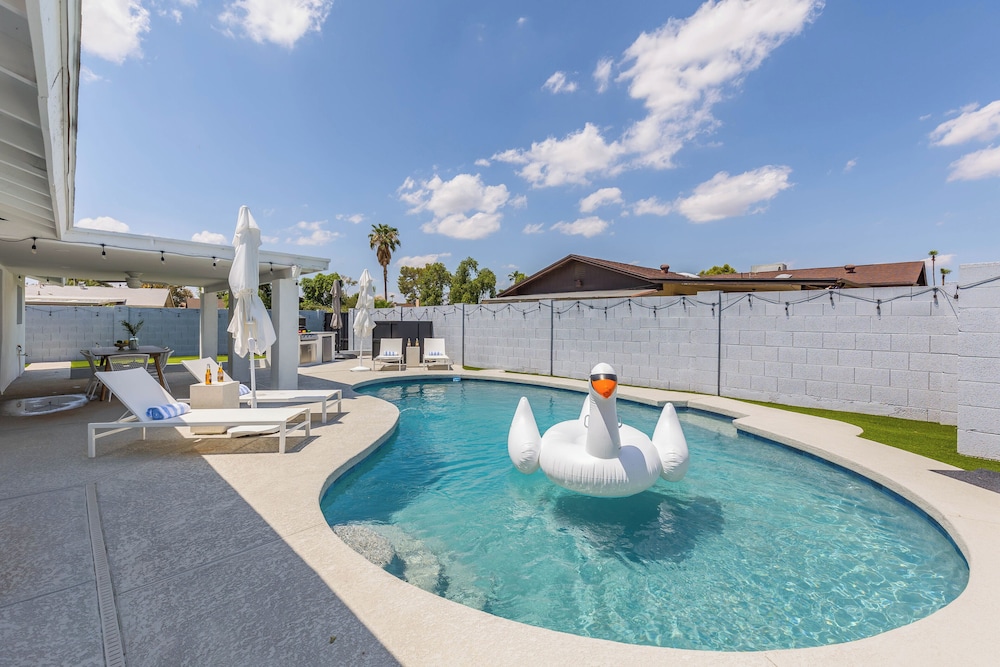 Old Town Fashion Pool Putting Green BBQ Grill in Scottsdale, United States