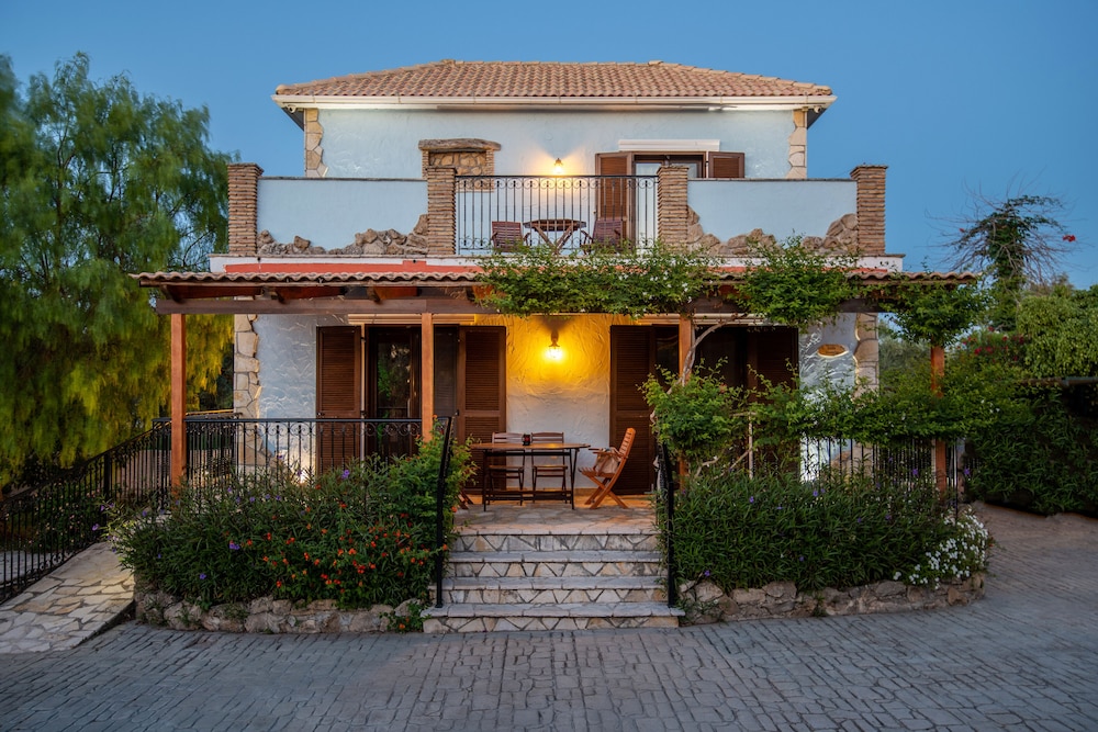 Superior 2 brm Villa Ideal Locale 300m From Beach — 4-Star Luxury Hotel in Zakynthos, Greece