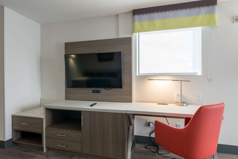 Comfort Suites Colorado Springs East Medical Center Area - photo 35