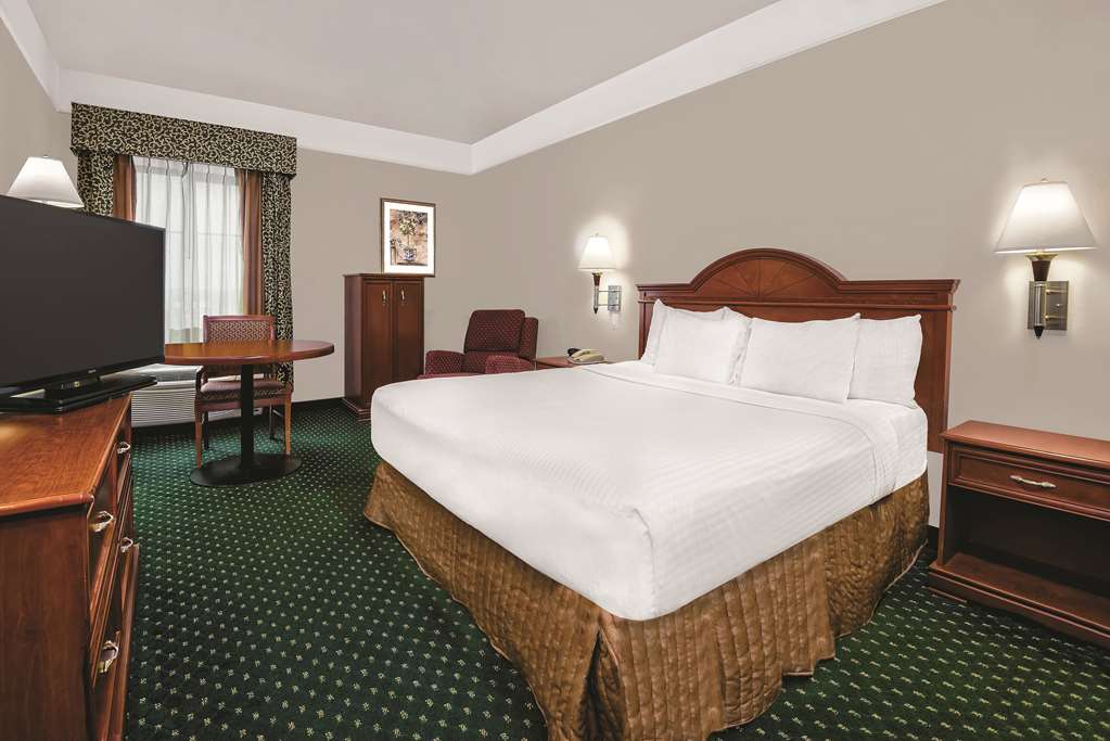 La Quinta Inn & Suites by Wyndham Stephenville - photo 7