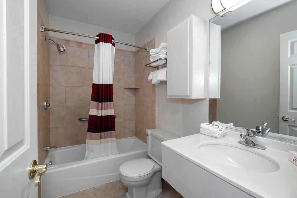 Red Roof Inn & Suites Hazleton - photo 40