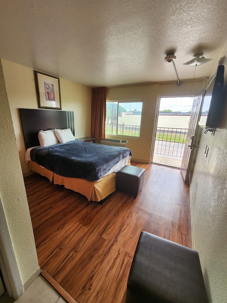 HomeTown Inn and Suites - photo 3