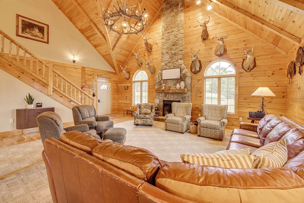 Game Room Fire Pit: Sprawling Westfield Retreat — hotel in Westfield