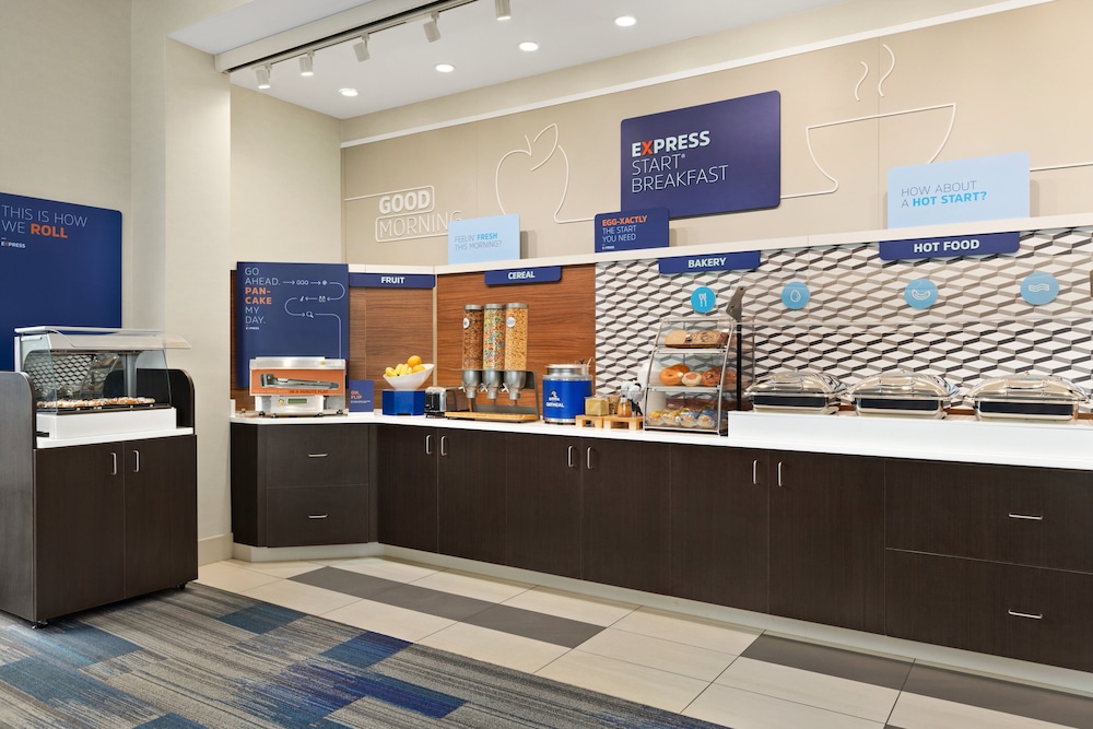 Holiday Inn Express & Suites Akron Regional Airport Area - photo 51
