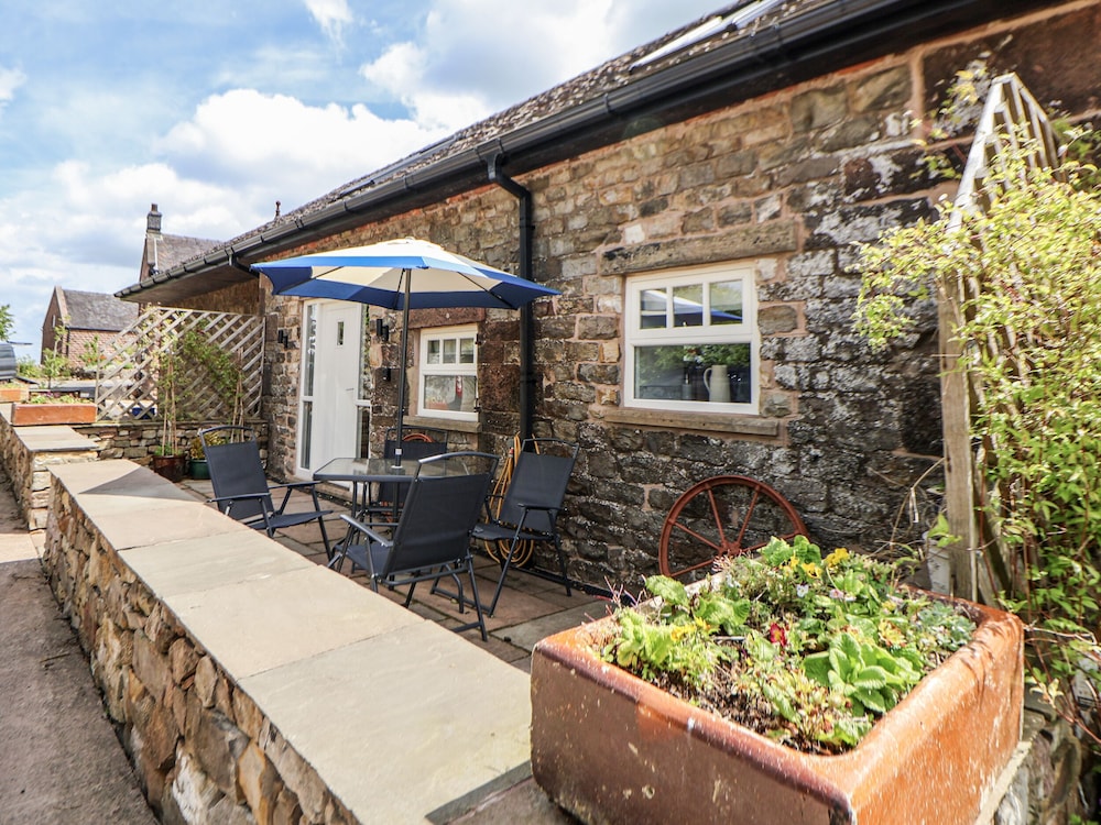 Sunbird Cottage — 4-Star Luxury Hotel in Biddulph, United Kingdom