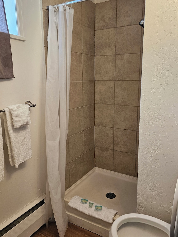 H & H Motor Lodge - photo 26