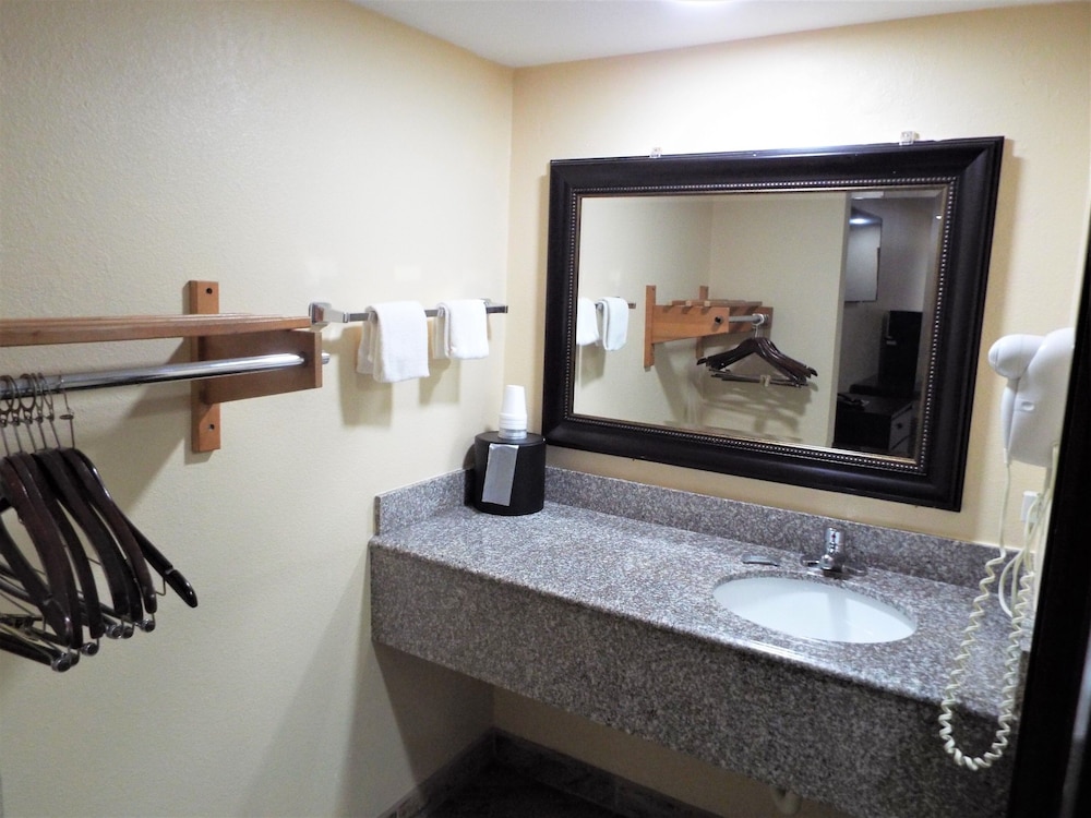 Texas Inn Harlingen - photo 12