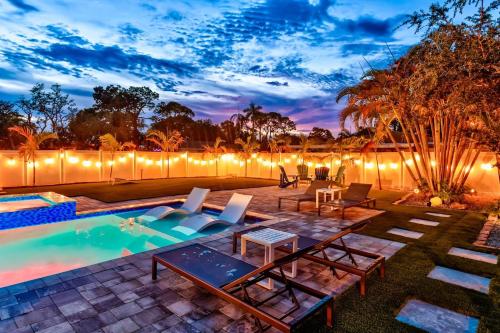 Sleeps 16 Tropical Pool House with Spa near Beach — 4-Star Luxury Hotel in Bradenton, United States