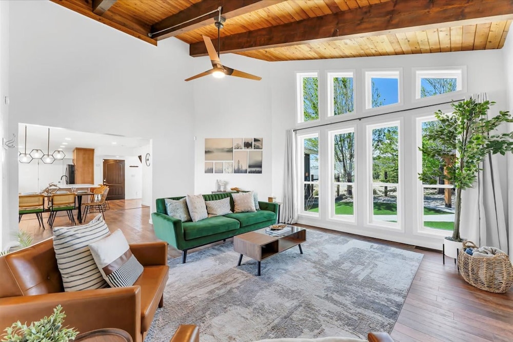 NEW Mountain View Retreat With Hot Tub and Mini Golf in Reno, United States