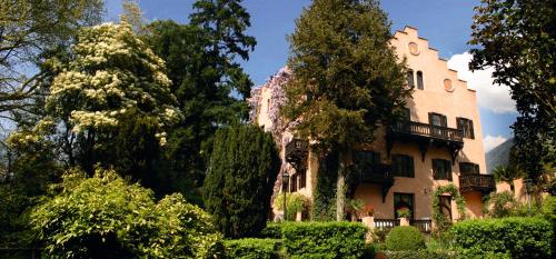 Schloss Castel Pienzenau Guestrooms Apartments B B Hotel Restaurant — Merano