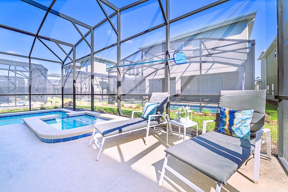 Bright & Airy 5BR Resort Home with Pool - photo 8