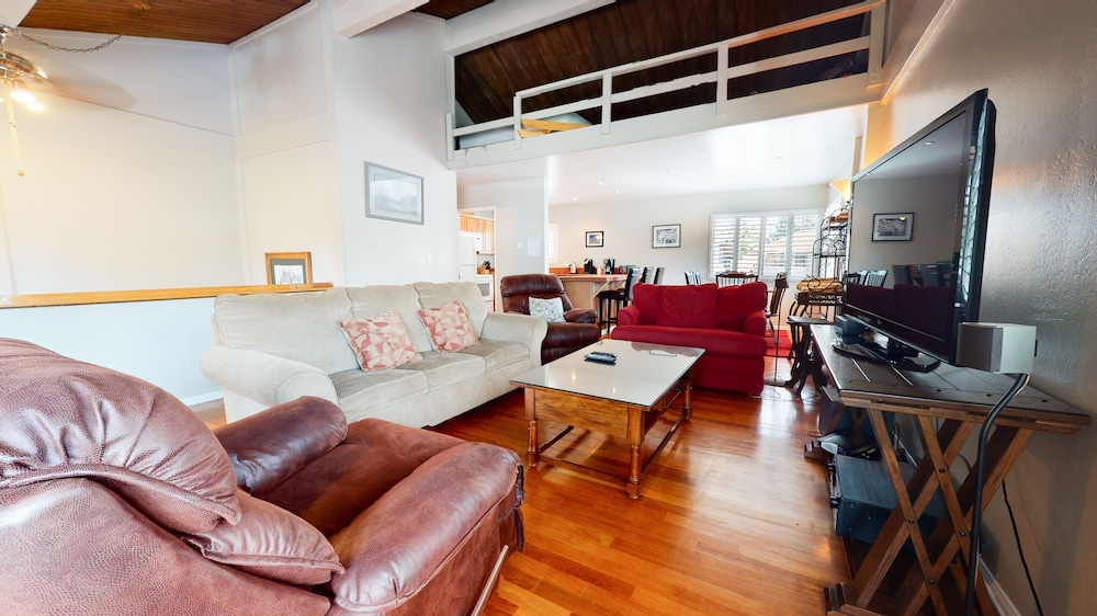 Sierra Manors 8 Pet Friendly Short Walk to the Shuttle Spacious Centrally Located by RedAwning in Mammoth Lakes, United States