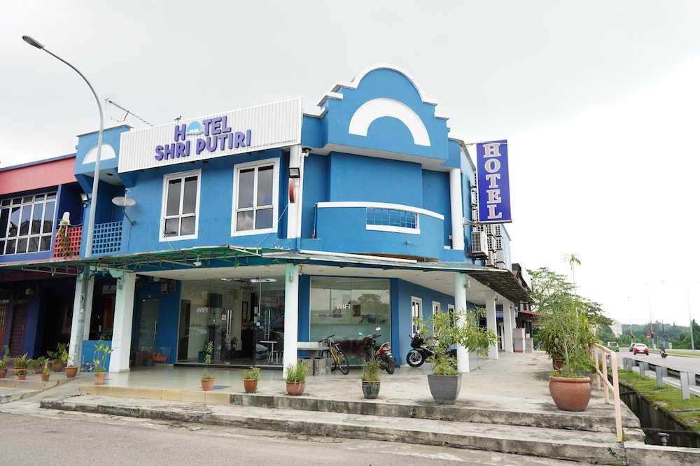Hotel Shri Putiri — hotel near Seletar Airport