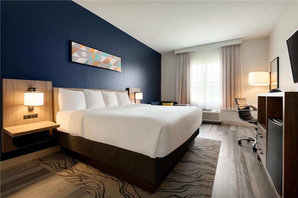 La Quinta Inn & Suites by Wyndham Montgomery - photo 26