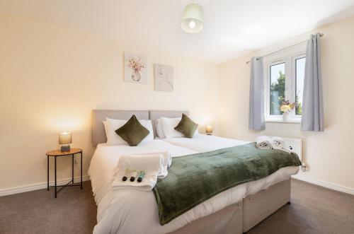 Swindon Modern Large House with Garden Sleeps 7 — 4-Star Luxury Hotel in Royal Wootton Bassett, United Kingdom