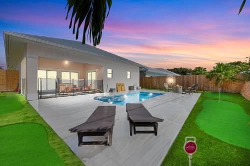 New Build Mini Golf Course Heated Saltwater Pool Game Room — Jensen Beach