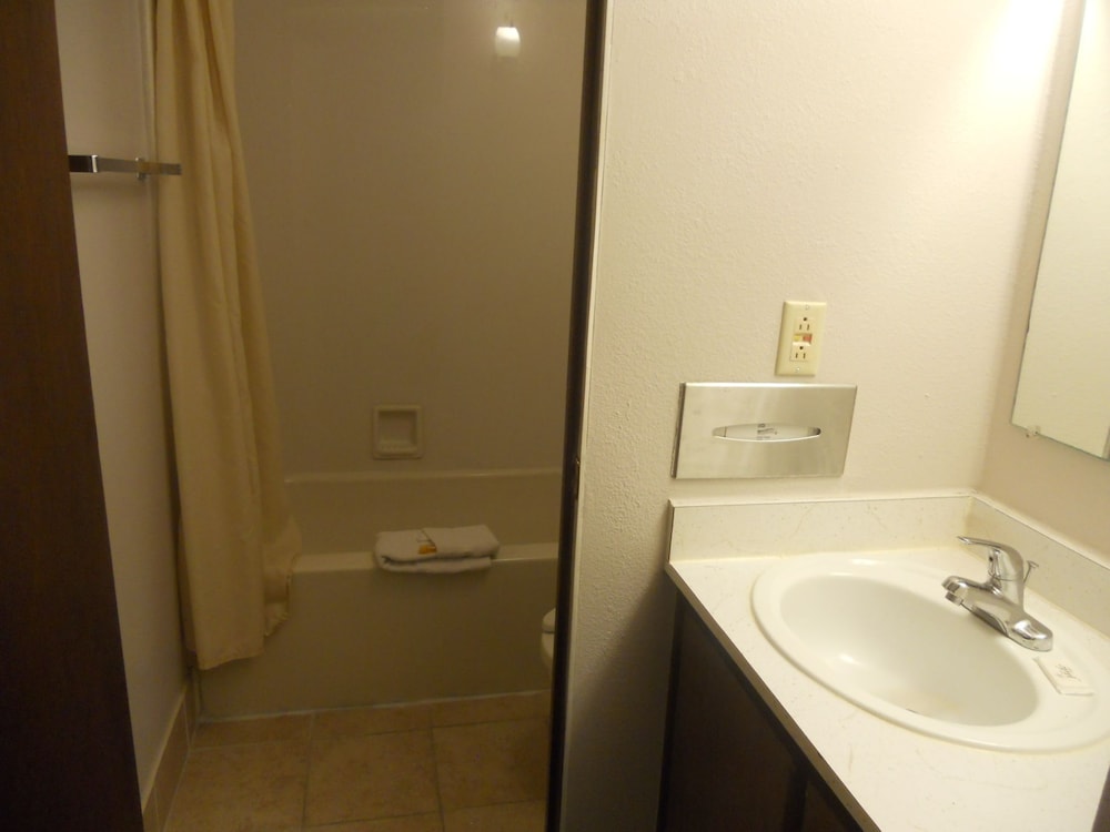 Rapids Inn and Suites - photo 38