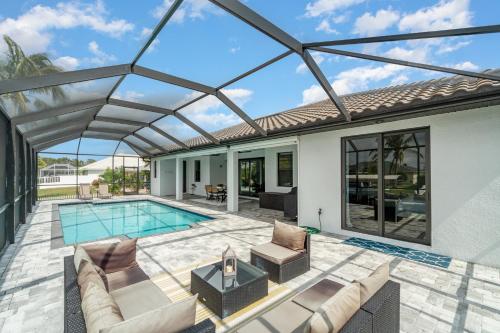 Luxurious 4BR 3BA at Waterfront Villa Blue Lagoon — 4-Star Luxury Hotel in Cape Coral, United States