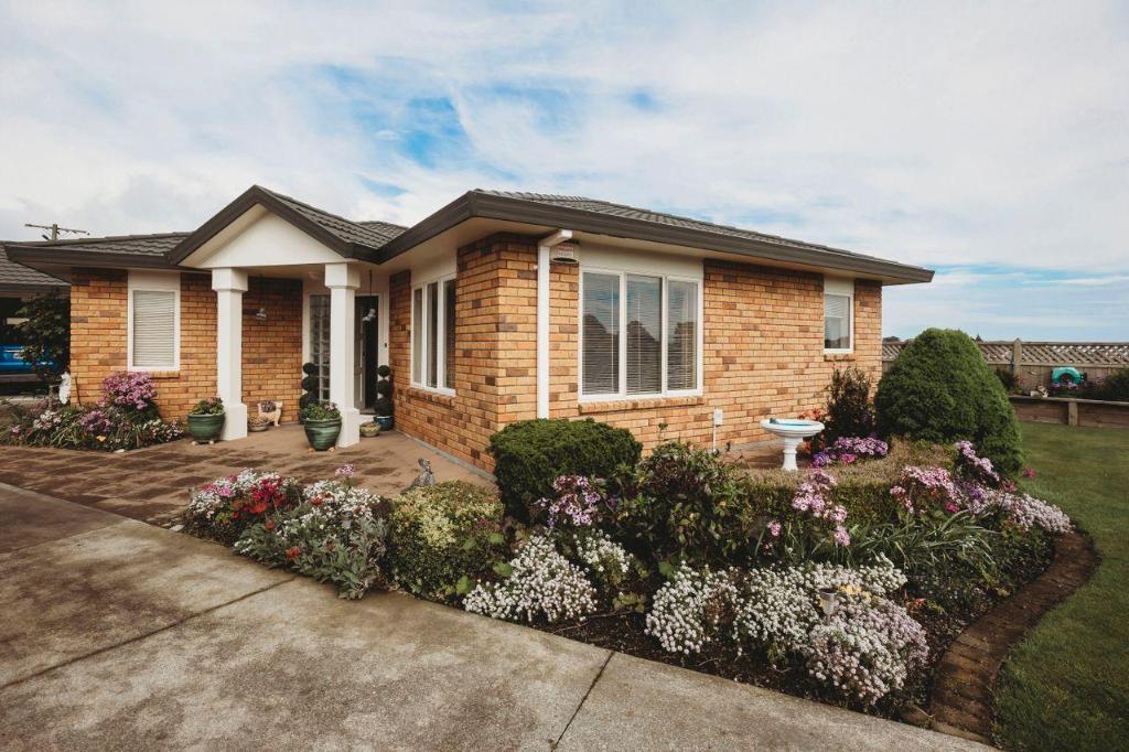 Stay At Saddle Row 3BR home with outdoor patio — 4-Star Luxury Hotel in New Plymouth, New Zealand