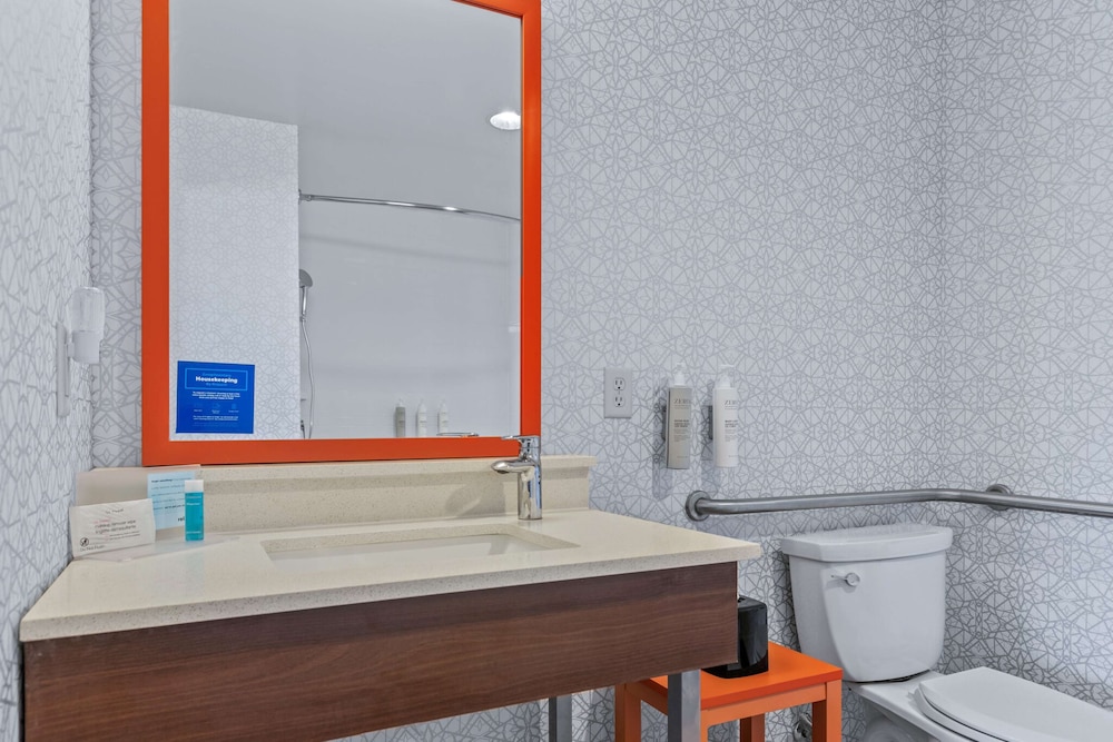 Hampton Inn & Suites Greeley - photo 32