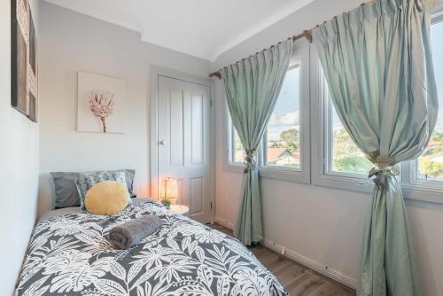 Bright Single Room Seconds to Bus Station & Park Close to Chinatown Shared Bathroom - carbon neutral hotel in Sydney