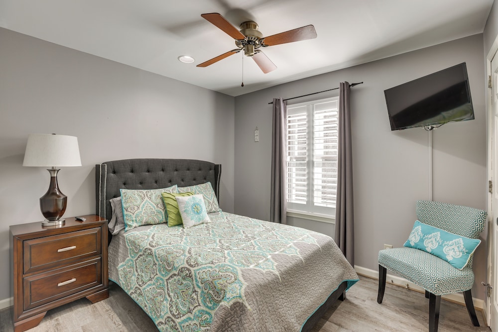 Waterfront Lay Lake Retreat With Dock And 3 Piers — Shelby